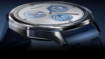 Huawei smartwatch visto dall'alto su sfondo scuro