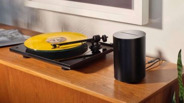 smart speaker Sonos accanto a giradischi