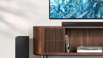 Samsung Soundbar con subwoofer in una postazione con televisore e mobiletto