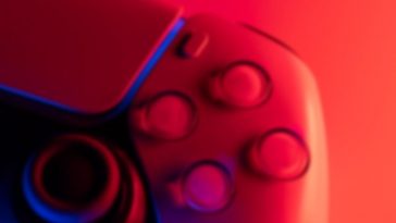 controller PS5 sfuocato con alone rosso