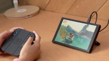 persona che sta giocando a Switch 2 con joy-con 2 scollegati