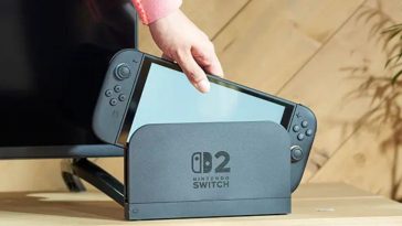persona che prende la switch 2 dal dock