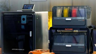 stampante 3D messa su ripiano con davanti macchinina stampata in 3D