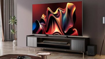 smart TV sopra mobile in salotto