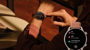 persona che controlla il suo smartwatch amazfit gtr 3 pro