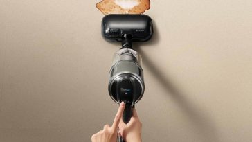 vista dall'alto dell'aspirapolvere dreame z40 che pulisce una macchia