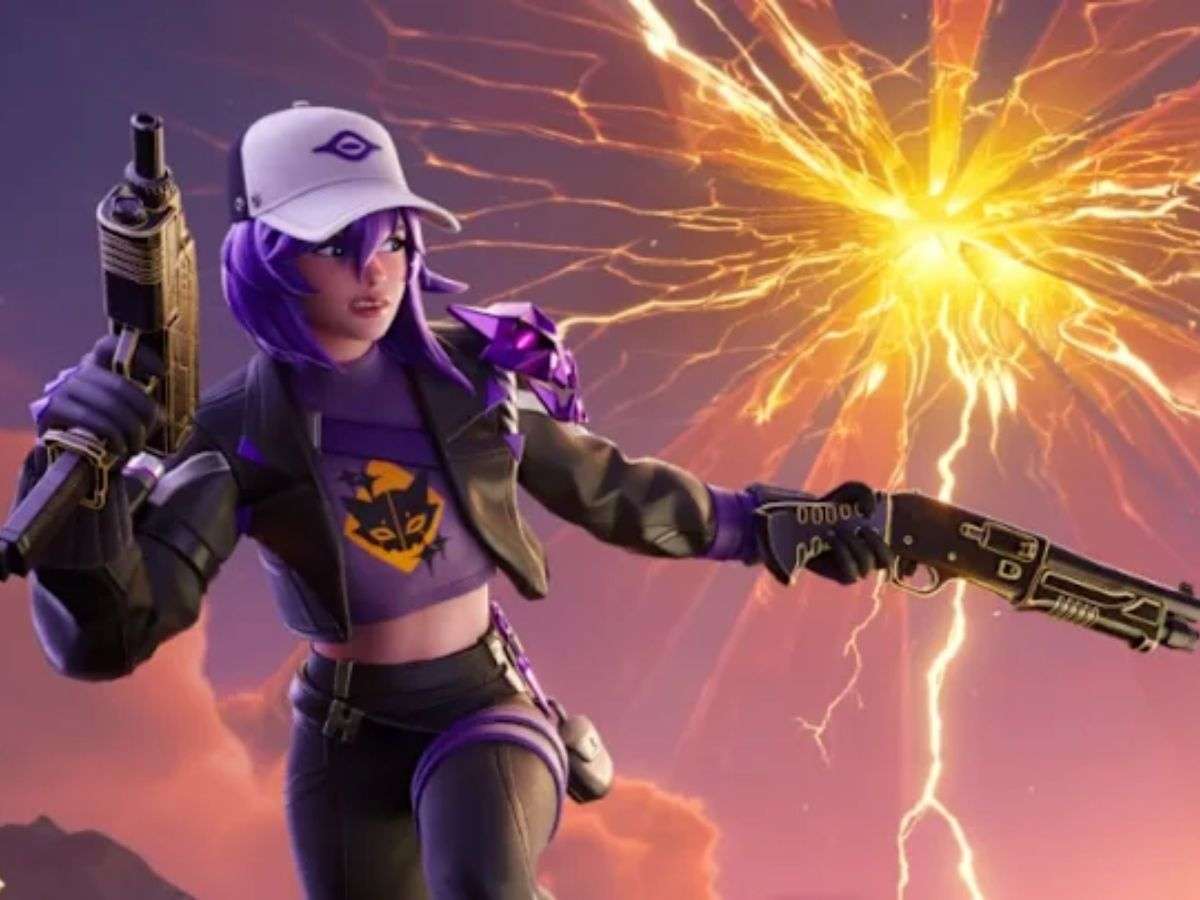 ragazza cn capelli viola, cappello e pistola che corre con esplosione dietro