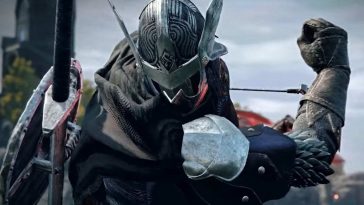 guerriero con elmo con ali che fa segno di approvazione col braccio, sulle spalle spadone e scudo tondo