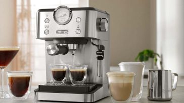 macchina del caffè DeLonghi Classic sul tavolo con tazze e bicchieri