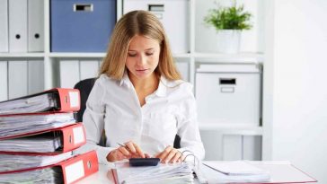 donna che fa calcoli