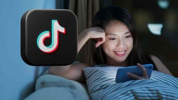 donna che guarda video con logo tiktok