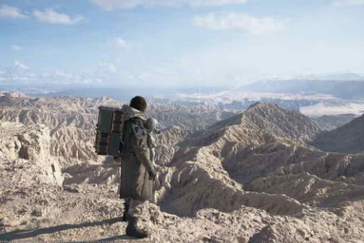 sam porter che osserva paesaggio con montagne