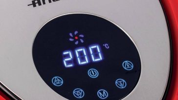 closeup sullo schermo superiore e pulsantiera della friggitrice ad aria di alice