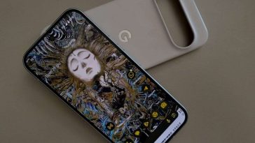 Google Pixel 9 appoggiato sulla sua cover su tavolo bianco