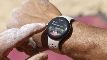 persona che controlla il suo pixel watch 2 sul polso