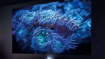 Laser TV di Hisense che mostra un paesaggio blu