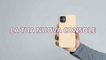 iphone tenuto in mano da una persona su fondo grigio