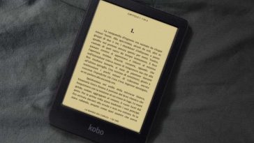 Kobo Clara bw appoggiato su un telo nero