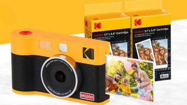 macchina fotografica kodak con foto stampata di lato, sullo sfondo due confezioni di rullini da stampa