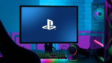 logo PlayStation sul monitor di un pc da gaming