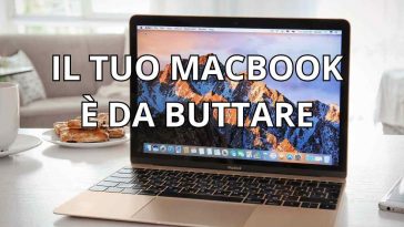 macbook su una scrivania