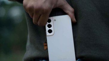 mano che tira fuori un samsung dalla tasca