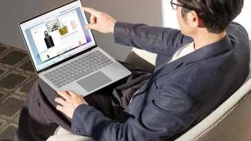 persona che sta utilizzando il Microsoft Surface Laptop seduto su una poltrona