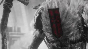 monoco con in mano bastone in ambiente innevato