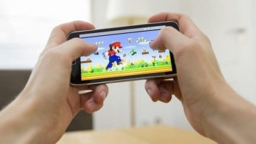 super mario giocato su uno smartphone