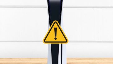 playstation 5 in verticale con segnale di pericolo