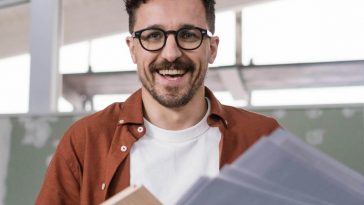 Ragazzo con gli occhiali che ride