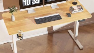 visione dall'alto di scrivania regolabile Flexispot con doppio schermo con orario "10.39"