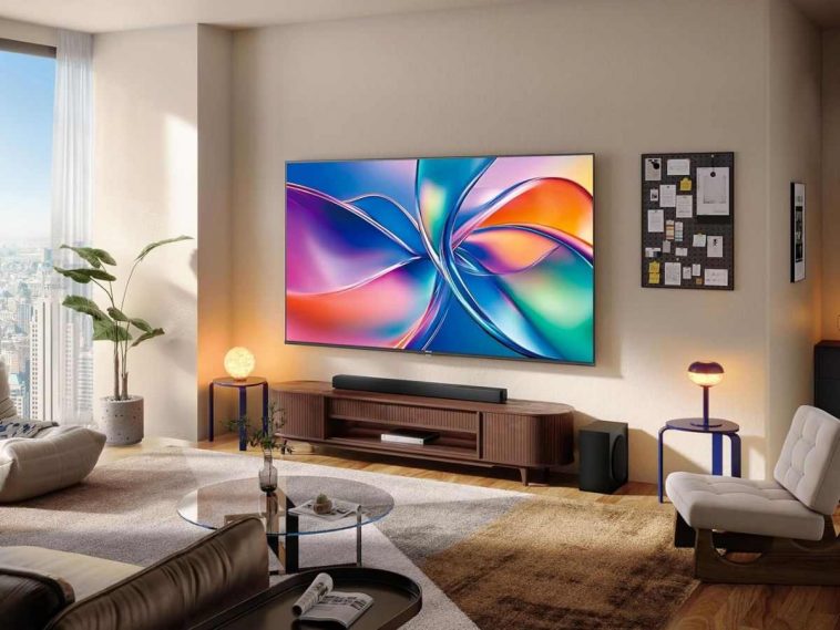 smart tv hisense qled 4K all'interno di un salotto