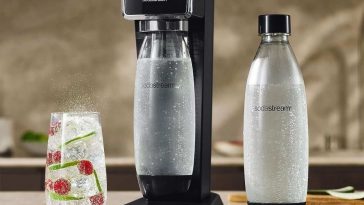 gasatore d'acqua sodastream sul tavolo in funzione