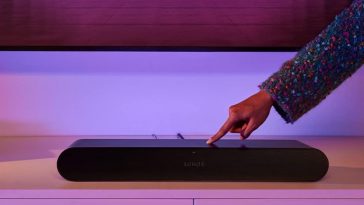 dito preme soundbar per accendere