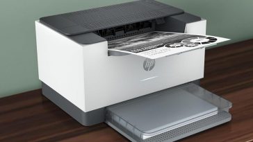 stampante HP Laserjet appoggiata a una scrivania