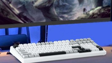 tastiera epomaker bianca appoggiata sulla postazione PC