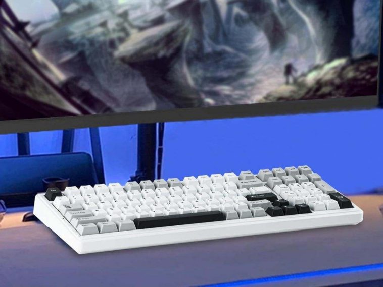 tastiera epomaker bianca appoggiata sulla postazione PC