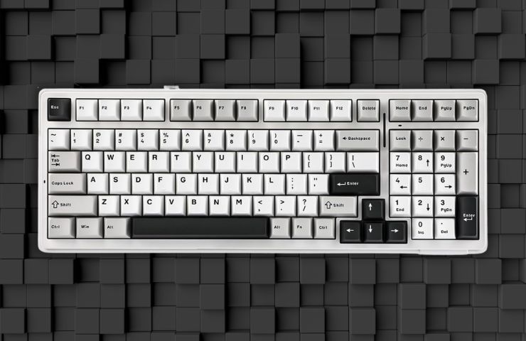 tastiera epomaker su sfondo a quadratini neri