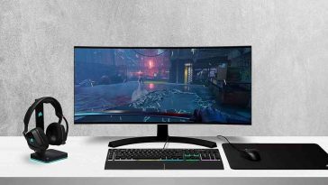 postazione da gaming con cuffie, monitor, tappetino, mouse e tastiera Corsair