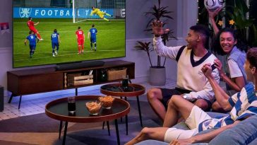 amici sul divano guardano partita di calcio in televisione