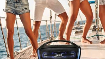 tribit altoparlante davanti a persone che ballano su una barca