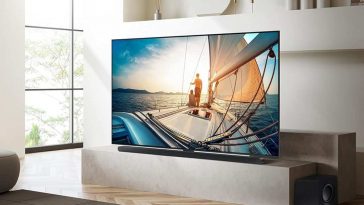 salotto con il televisore samsung neo qled appoggiato su una base