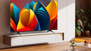 TV Hisense all'interno di un salotto