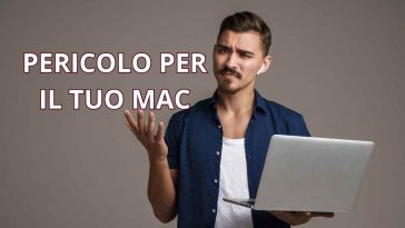 uomo sorpreso con macbook in mano