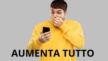 uomo sconvolto guarda il telefono