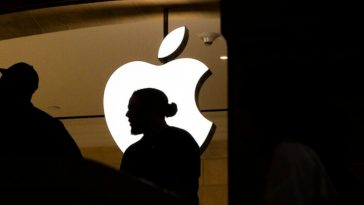 Il simbolo della Apple e la silhouette di una donna