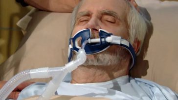 Eric Forrester intubato in una scena di Beautiful