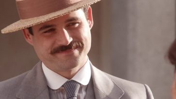 Il marchesino Manuel con una paglietta sul capo