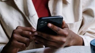 Delle mani che reggono un telefonino